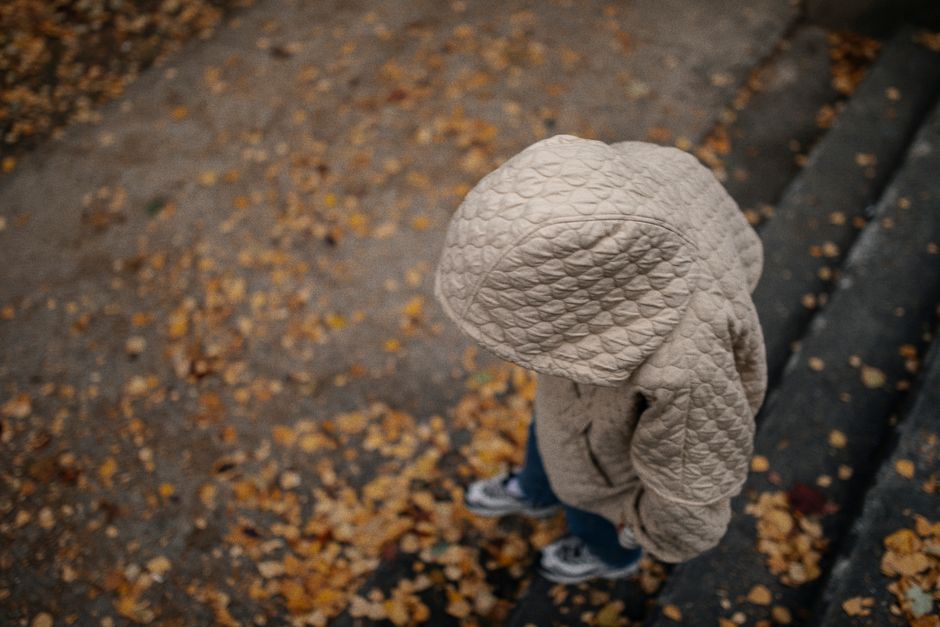 gyerek őszi kabátban, levelek között